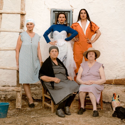 <p><strong>LÂS ALEGRÍAS</strong></p>